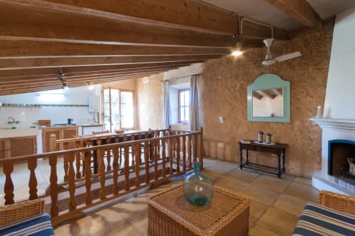 Sa Casa Rotja | Sineu, España - Este apartamento tiene una espectacular terraza elevada con vistas al bosque y a la piscina, con gran privacidad. En la planta superior se encuentra la sala de estar con chimenea y la cocina totalmente equipada con todo lo necesario para cocinar y comer. En el piso inferior se encuentran las habitaciones, una con una cama doble y la otra con dos camas individuales con posibilidad de una tercera si fuera necesario. En la planta baja, también se encuentra el baño completo. Ideal para familias.