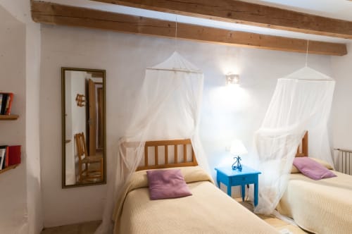 Sa Casa Rotja | Sineu, España - Este apartamento tiene una espectacular terraza elevada con vistas al bosque y a la piscina, con gran privacidad. En la planta superior se encuentra la sala de estar con chimenea y la cocina totalmente equipada con todo lo necesario para cocinar y comer. En el piso inferior se encuentran las habitaciones, una con una cama doble y la otra con dos camas individuales con posibilidad de una tercera si fuera necesario. En la planta baja, también se encuentra el baño completo. Ideal para familias.