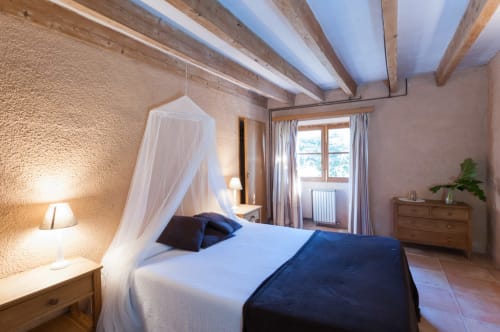 Sa Casa Rotja | Sineu, España - Este apartamento tiene una espectacular terraza elevada con vistas al bosque y a la piscina, con gran privacidad. En la planta superior se encuentra la sala de estar con chimenea y la cocina totalmente equipada con todo lo necesario para cocinar y comer. En el piso inferior se encuentran las habitaciones, una con una cama doble y la otra con dos camas individuales con posibilidad de una tercera si fuera necesario. En la planta baja, también se encuentra el baño completo. Ideal para familias.