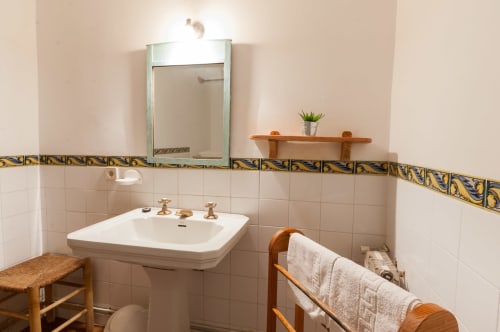 Sa Casa Rotja | Sineu, España - Este apartamento tiene una espectacular terraza elevada con vistas al bosque y a la piscina, con gran privacidad. En la planta superior se encuentra la sala de estar con chimenea y la cocina totalmente equipada con todo lo necesario para cocinar y comer. En el piso inferior se encuentran las habitaciones, una con una cama doble y la otra con dos camas individuales con posibilidad de una tercera si fuera necesario. En la planta baja, también se encuentra el baño completo. Ideal para familias.