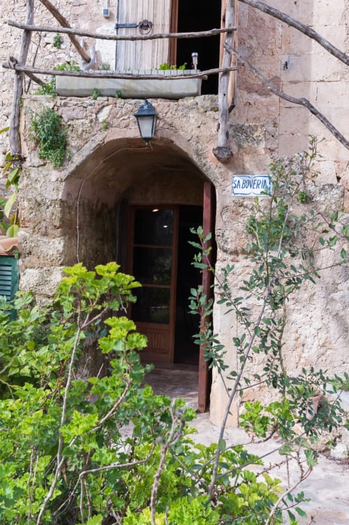 Sa Casa Rotja | Sineu, España - Este apartamento se sitúa en la parte de la fachada principal, tiene una bonita terraza privada, un gran salón/comedor y cocina totalmente equipada con todo lo necesario para cocinar y comer. Dispone de dos habitaciones, una con dos camas individuales que pueden estar juntas o separadas y la otra dispone de dos camas individuales y una cama plegable. Cuenta con baño completo.