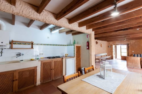Sa Casa Rotja | Sineu, España - Este apartamento se sitúa en la parte de la fachada principal, tiene una bonita terraza privada, un gran salón/comedor y cocina totalmente equipada con todo lo necesario para cocinar y comer. Dispone de dos habitaciones, una con dos camas individuales que pueden estar juntas o separadas y la otra dispone de dos camas individuales y una cama plegable. Cuenta con baño completo.