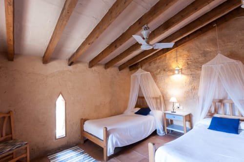 Sa Casa Rotja | Sineu, España - Este apartamento se sitúa en la parte de la fachada principal, tiene una bonita terraza privada, un gran salón/comedor y cocina totalmente equipada con todo lo necesario para cocinar y comer. Dispone de dos habitaciones, una con dos camas individuales que pueden estar juntas o separadas y la otra dispone de dos camas individuales y una cama plegable. Cuenta con baño completo.