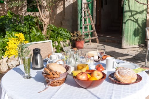 Gaudeix del sol del matí mentre nosaltres t'oferim un esmorzar complet i saludable