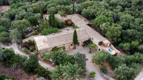Vista aèria de Sa Casa Rotja rodejada de bosc i natura.