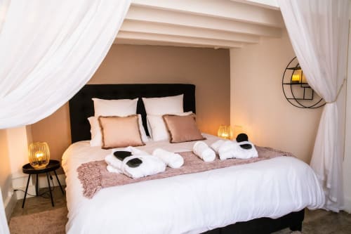Suite romantique Vénusa avec jacuzzi privatif hypercentre de montpellier chambre avec bain à remous privatif place jean jaures Hérault