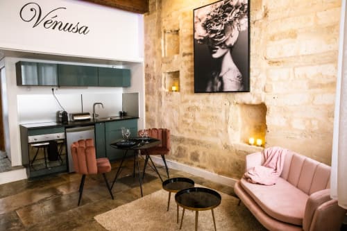 Suite romantique Vénusa avec jacuzzi privatif hypercentre de montpellier chambre avec bain à remous privatif place jean jaures Hérault