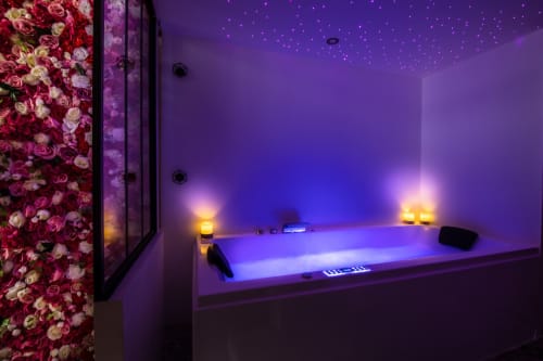 Suite romantique Vénusa avec jacuzzi privatif hypercentre de montpellier chambre avec bain à remous privatif place jean jaures Hérault ciel étoilé