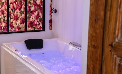 Suite romantique Vénusa avec jacuzzi privatif hypercentre de montpellier chambre avec bain à remous privatif place jean jaures Hérault weekend en amoureux séjour couple