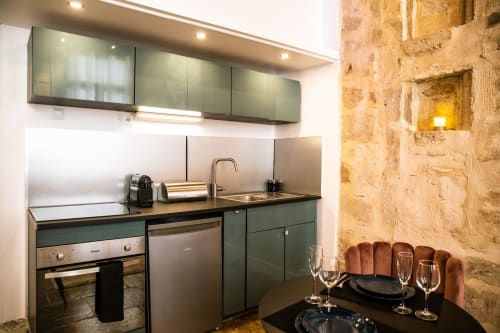 Suite romantique Vénusa avec jacuzzi privatif hypercentre de montpellier chambre avec bain à remous privatif place jean jaures Hérault weekend en amoureux séjour couple