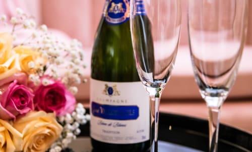 Suite romantique Vénusa avec jacuzzi privatif hypercentre de montpellier chambre avec bain à remous privatif place jean jaures Hérault weekend en amoureux séjour couple