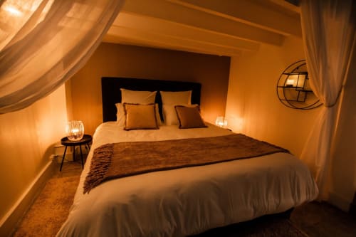Suite romantique Vénusa avec jacuzzi privatif hypercentre de montpellier chambre avec bain à remous privatif place jean jaures Hérault weekend en amoureux séjour couple
