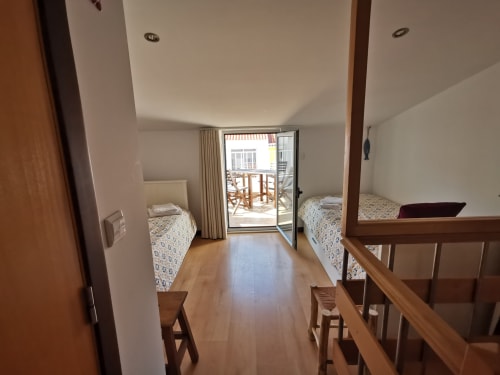 2 lits simples et vue sur la terrasse