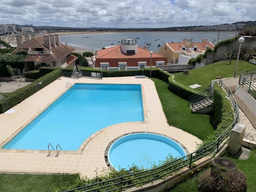 piscine devant la baie de São Martinho do Porto