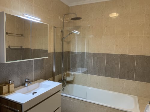 Salle de bain à l'étage avec baignoire
