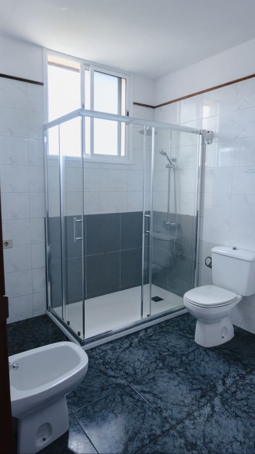 Baño completo con ducha o bañera. 