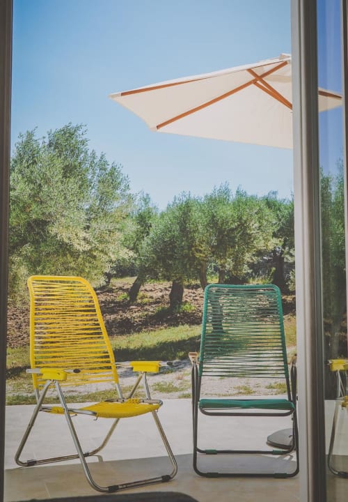 Sdraio gialle e verdi sulla terrazza che affaccia sul uliveto di Casa Ziazì, Monopoli