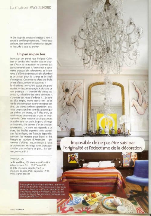 Chambre éclectique du B&B Le Grand Duc à Valenciennes avec parure colorée, lustre et décoration murale artistique