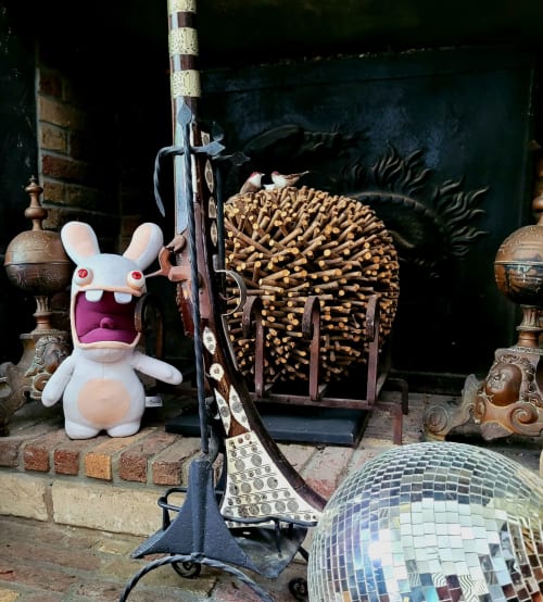 Décoration fantaisiste au gîte Le Grand Duc à Valenciennes : mobilier vintage, figurine de lapin et boule à facettes