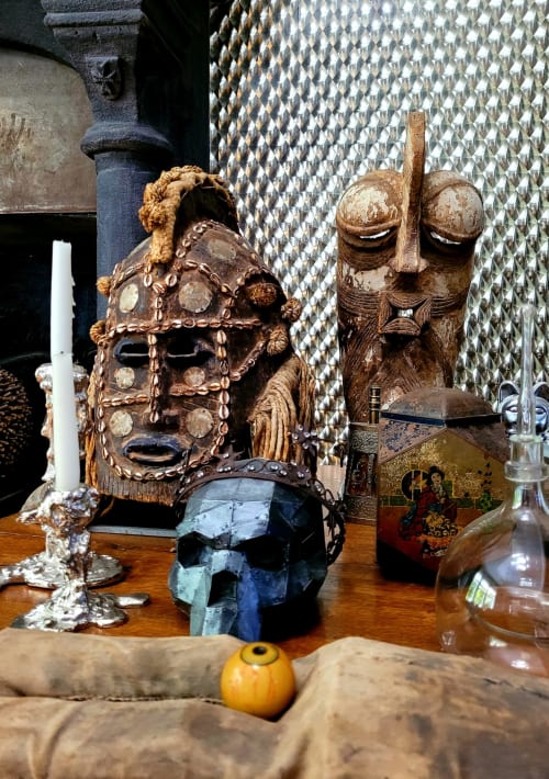 Sculptures et objets de décoration d'art africain éclectique dans la chambre d'hôte Le Grand Duc, Valenciennes