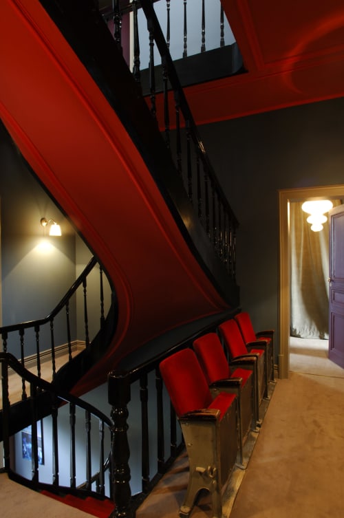 Grand escalier avec draperies rouges et rampe noire au Grand Duc, Valenciennes