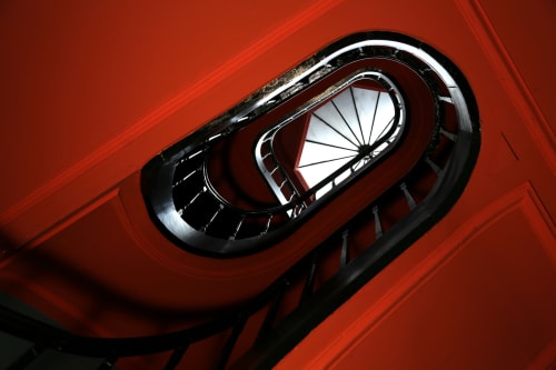 Escalier en spirale rouge du gîte Le Grand Duc à Valenciennes, France