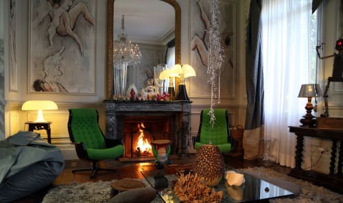 Chambre élégante du B&B Le Grand Duc à Valenciennes avec cheminée, fauteuils verts et décoration luxueuse