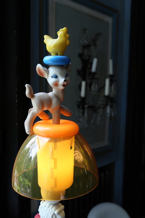 Figurine de jouet vintage avec une oie blanche et un coq jaune à la maison d'hôtes Le Grand Duc à Valenciennes