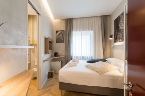 Duomo Deluxe Room| Room for 2 with one double bed and bathroom with shower. With Wi-Fi, TV and air conditioning - HB Hall, flats in the centre of Milan.