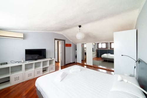 Navigli Darsena 6| Appartamento per 2 con una camera da letto, soggiorno, cucina e bagno con doccia. Presenti Wi-Fi, TV e aria condizionata - HB Hall, appartamenti nel centro di Milano.