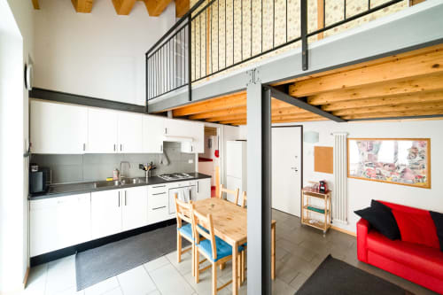 Navigli Darsena loft 1| Appartamento per 4 con una camera da letto su soppalco, soggiorno con divano letto, cucina e 2 bagni con doccia. Presenti Wi-Fi, TV e aria condizionata - HB Hall, appartamenti nel centro di Milano.