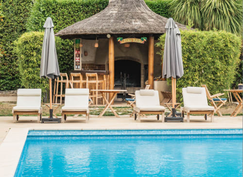 Luxuspension an der Côte d’Azur mit Außenpool, Sonnenliegen und umgeben von mediterranem Grün
