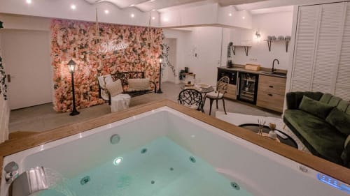 Suite romantique Vénusa avec jacuzzi privatif hypercentre de montpellier chambre avec bain à remous privatif Comédie Musée Fabre Hérault weekend en amoureux séjour couple