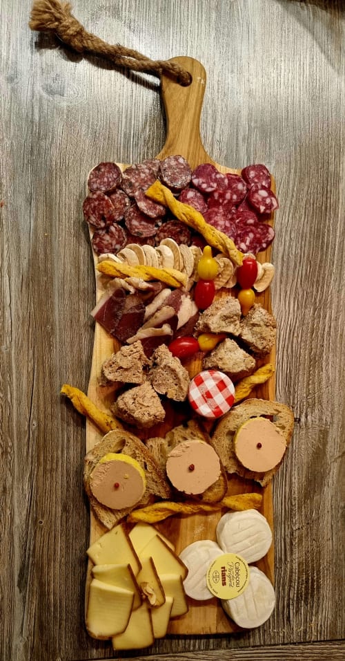 We enjoy ourselves at the Granges Indigo. Périgourdine board for 3 to be enjoyed in your cottage on order (minimum 72h in advance)