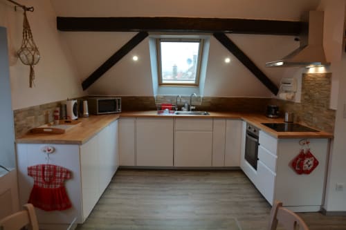 Cuisine équipée avec des ustensiles complets, machine à café, four, lave vaisselle, frigidaire, réfrigérateur se trouvent à la Ferme les Iris