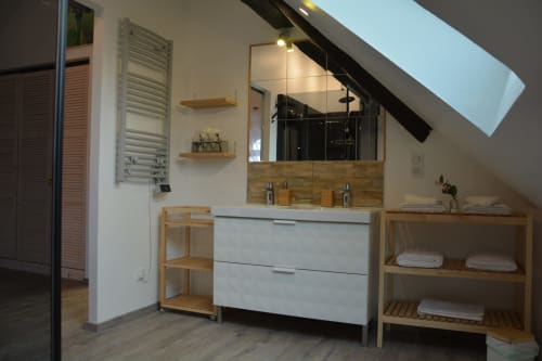 Salle de bain attenante à la chambre parentale à la Ferme les Iris