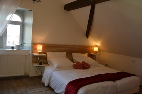 Chambre parentale spacieuse à la Ferme les Iris