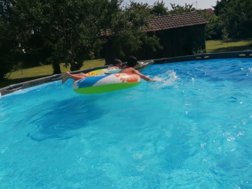 Piscine dans un jardin spacieux pour vous détente dans la Ferme les Iris