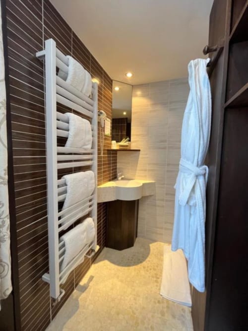 Hostellerie du Cheval Noir - chambre standard de 13 m² sur cour, vue ville, Moret sur Loing, France