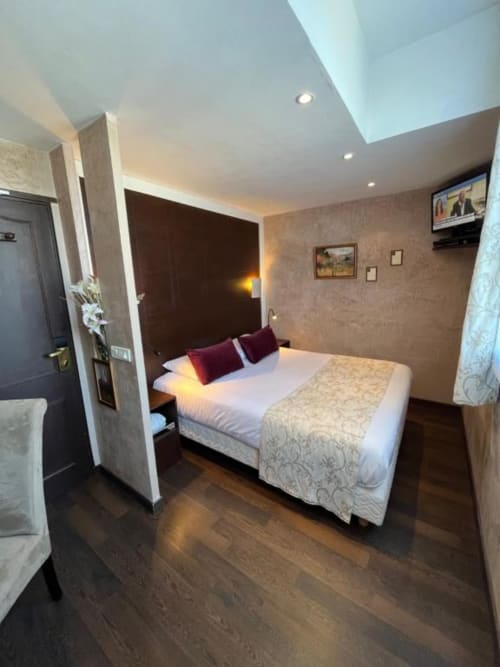 Hostellerie du Cheval Noir - chambre standard de 13 m² sur cour, vue ville, Moret sur Loing, France