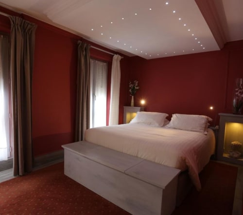 Hostellerie du Cheval Noir - chambre confort de 21 m² dans le style Van Gogh , vue ville, Moret sur Loing, France