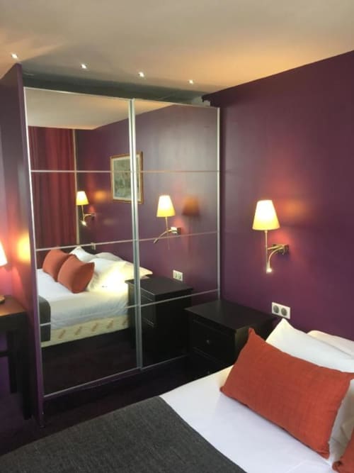 Hostellerie du Cheval Noir - chambre confort de 21 m² dans le style Van Gogh , vue ville, Moret sur Loing, France