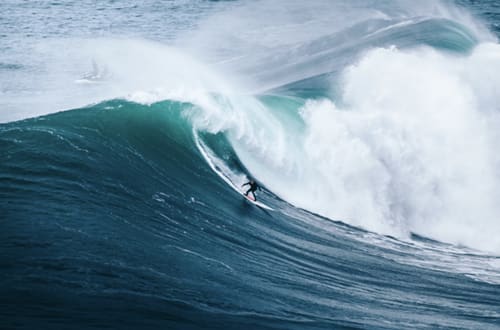 Surf vague géante Nazaré Portugal