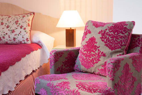 hotel-du-cygne-paris-chambre-double-mansarde-detail-fauteuil-rose