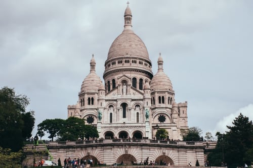 Le Square Louise Michel, ou les marches du Sacré Coeur –