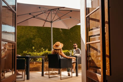 una pareja tomando un vino en mallorca