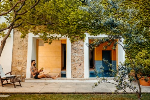 hombre leyendo en el jardin del hotel can moragues