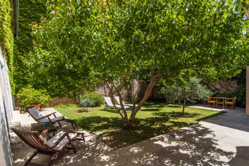 jardin con sillas del hotel