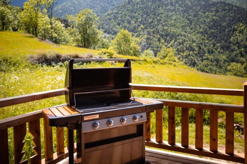 Le chalet dispose d'un barbecue sur sa terrasse panoramique 