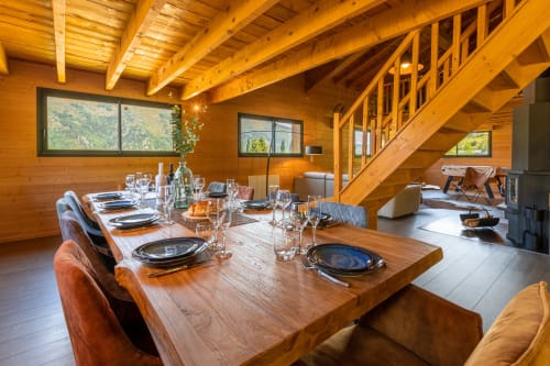 Grande table en bois pour 10 personnes pour les soirées raclettes, fondue ou autre ! 
